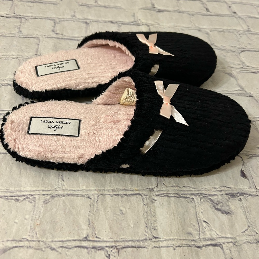 LAURA ASHLEY LIFESTYLE BLACK AND PINK WOMEN’S SLIPPERS SIZE LARGE (8-9)